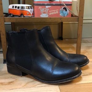 Black Chelsea boots !!